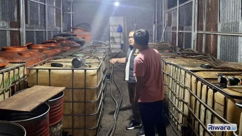 Gudang berisi BBM ilegal yang ditemukan aparat Polda Sulteng